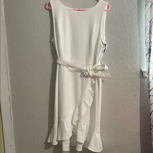 Elegant White Sleeveless Dress